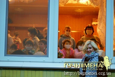 Катя Бужинська подарувала дитячому будинку ексклюзивні марлеві пов’язки