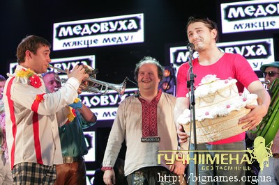 Фронтмен гурту «ТІК» Віктор Бронюк подарував Сергію Притулі Сірожине пірожине