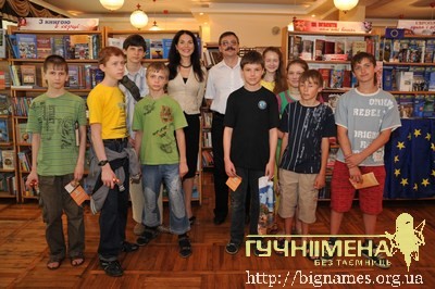 Влада Литовченко подарувала 500 книг херсонській бібліотеці